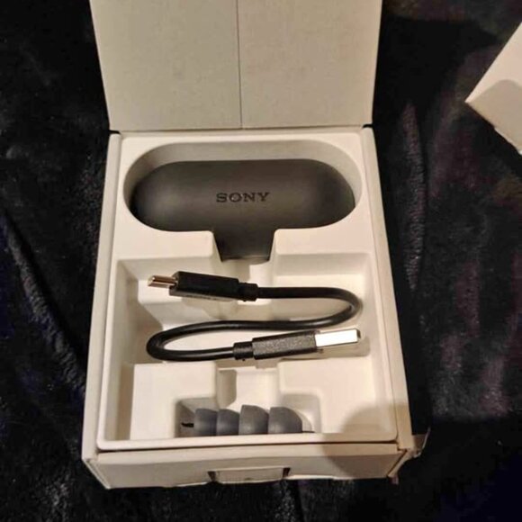 Sony Noise-Cancelling Earbuds – Great Condition! - Picture 4 of 5